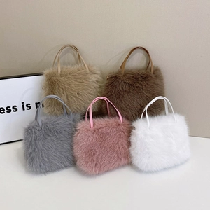 Dettaglio di borse in pelliccia sintetica in cinque colori alla moda per l'autunno-inverno