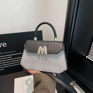 Sac bandoulière chic pour femme avec tissage chevron noir et blanc et boucle M en métal