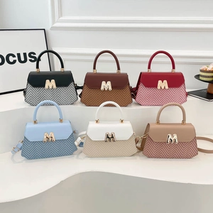 Sacs à main chic à texture tissée avec boucle M en métal en six couleurs variées