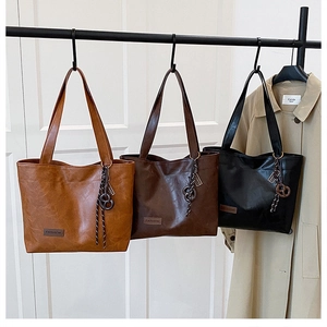 Large Capacity PU Leather Tote Bag For Women Minimalist Casual Solid Color Shoulder Bag With Pendant Commute Handbag