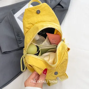 Vue intérieure détaillée d'un sac de poitrine en nylon jaune à grande capacité