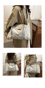 Vues détaillées d'un grand sac de sport argenté montrant sa texture et sa bandoulière