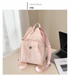 Vue détaillée du sac à dos en nylon rose avec fermeture à cordon et poche à rabat