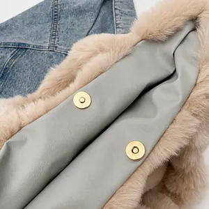 Détail de la fermeture magnétique et de la bordure en fausse fourrure du sac gris chic