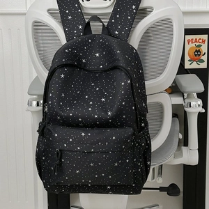 Détail du sac à dos noir imprimé étoiles blanches avec poches frontales et latérales