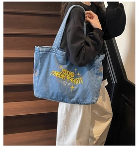 Détail du grand cabas en jean bleu avec broderie jaune vintage et motifs d'étoiles rétro