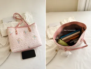 Roze gewatteerde shopper met vlinderborduursel en ruime opbergcapaciteit binnenin