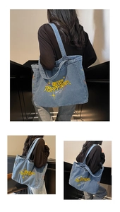 Détail du sac cabas en jean bleu avec broderie jaune GROOVY TRIPPY HEART et étoiles