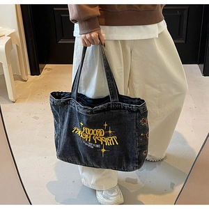 Détail du sac cabas en toile noire avec broderie jaune Groovy Trippy Heart