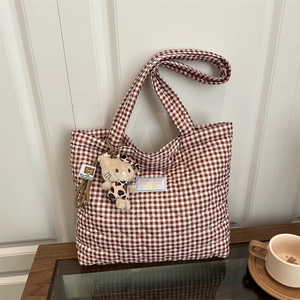 Gros plan du sac cabas matelassé à carreaux avec un pendentif peluche mignon