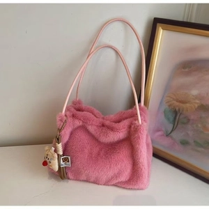 Borsa a spalla in peluche rosa con manici in pelle e ciondolo a forma di orsetto