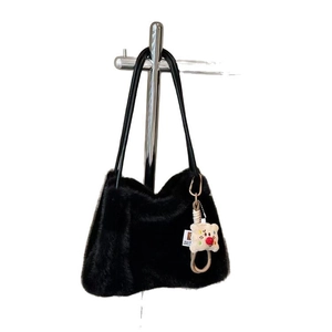 Borsa a spalla in peluche nera con tracolla in pelle e ciondolo orsetto carino
