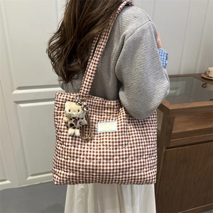 Sac fourre-tout à carreaux marron matelassé cœur avec breloque chat et logo Jouskka