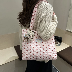 Détails du sac fourre-tout matelassé rose avec broderies de cœurs et charm peluche