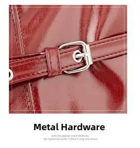 Détail de sac en cuir rouge brillant avec boucle métallique argentée réglable de qualité