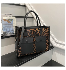 Détail du cabas léopard avec poches en cuir noir et bandoulière réglable pour femme