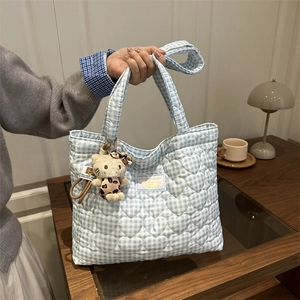 Sac cabas matelassé à cœurs bleu clair avec motif à carreaux et porte-clés chaton