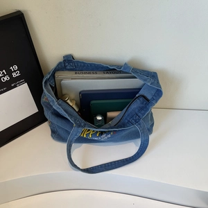Grand sac cabas en toile délavée bleue vintage avec broderie rétro et rangement spacieux