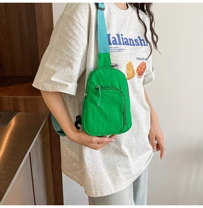 Gros plan sur le sac de poitrine en nylon vert vif avec bandoulière sur un mannequin