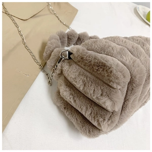 Détail du sac à main en peluche avec texture gaufrée et bandoulière chaîne argent
