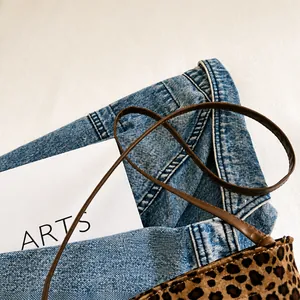 Détails du tissu à motif léopard et des coutures de la bandoulière en cuir marron du sac