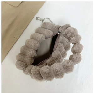 Détail du sac à main en peluche violet-gris avec plis 3D et bandoulière chaîne argent