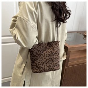 Vista detallada del bolso de hombro con estampado de leopardo y gabardina clásica