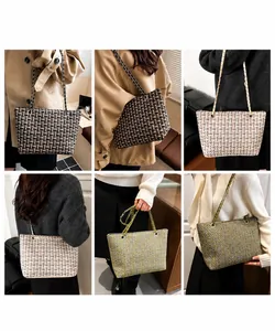 Collage van model die de luxe tweed tote tas met metalen kettingriem draagt