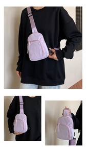 Détail de la bandoulière réglable et du design compact de ce sac de poitrine en nylon violet