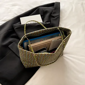 Binnenruimte van de geweven tas met ruimte voor een tablet, boeken en een telefoon