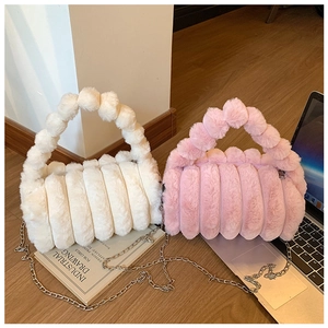 Détail de sacs à main en fausse fourrure blanche et rose avec poignées à boules douces