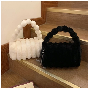 Détails du sac à main en peluche avec rayures texturées et poignée à perles douces