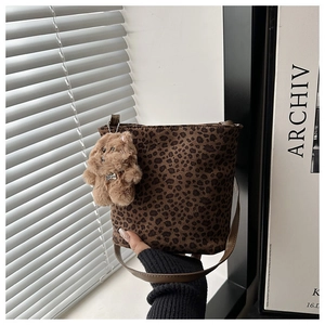 Bolso de hombro con estampado de leopardo y un lindo llavero de peluche de perrito