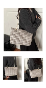 Detail van de elegante geruite tweed shopper met gouden ketting gedragen door een model