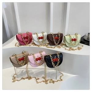 Detalle de mini bolsos bandolera en siete colores con cierre de cereza y correa de cadena