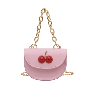 Mini bolso bandolera rosa tipo montura con cereza de pedrería y cadena dorada
