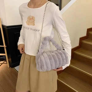 Sac polochon chic en peluche gris clair avec poignée bulle et bandoulière chaîne argent