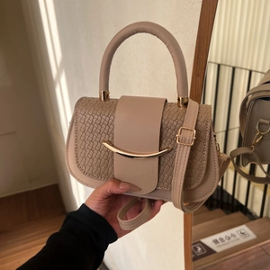 Sac à Épaule en Cuir PU Tissé pour Femmes Décoration en Métal Sac Bandoulière Carré Sac à Main Élégant Quotidien