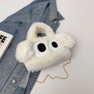 Détail d'un sac en peluche blanche avec des yeux de dessin animé et une chaîne dorée