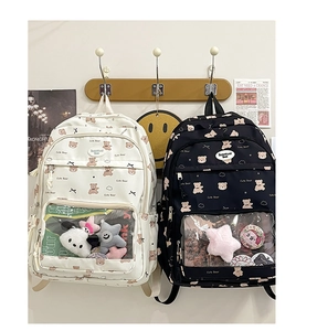 Dettaglio di zaini con stampa orsetto e tasche in PVC trasparente per spille e peluche