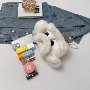 Mise à plat du sac en peluche blanc à grands yeux avec accessoires de mode et de style