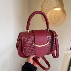 Sac à main bordeaux à texture tissée avec boucle dorée et poignée supérieure