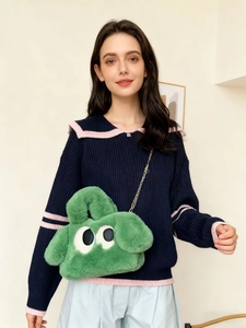Détail du sac à bandoulière en fausse fourrure verte avec yeux de dessin animé