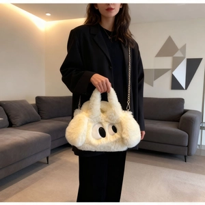 Gros plan détaillé du sac en peluche blanc avec yeux de dessin animé et chaîne dorée