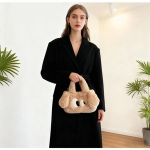 Détail du sac en peluche marron clair avec des yeux de dessin animé et texture douce