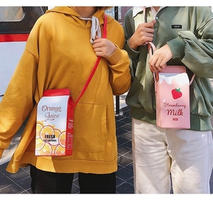 Détail de sacs bandoulière créatifs en forme de brique de lait à l'orange et à la fraise