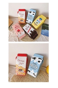 Vue détaillée de plusieurs sacs en forme de brique de lait aux couleurs variées