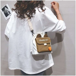 Bolso tipo cubo de lona estilo coreano con solapa de orejas de animal y detalle de zanahoria