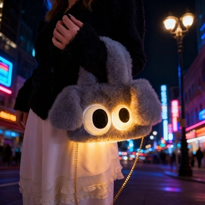 Gros plan d'un sac en peluche avec yeux LED brillants et bandoulière chaîne dorée