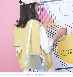 Detalle del bolso bandolera de gelatina transparente con mini estuche azul y correa
